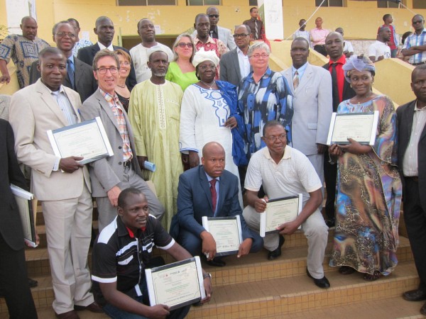 Dr Fran&ccedil;ois Couturier,&nbsp;Pre Line Langlois, Dr Mahamane Ma&iuml;ga et Pre Diane Clavet accompagn&eacute;s des dignitaires et r&eacute;cipiendaires &agrave; la c&eacute;r&eacute;monie de remise d'attestations de formation p&eacute;dagogique dans le cadre du projet D&Eacute;CLIC, 2014