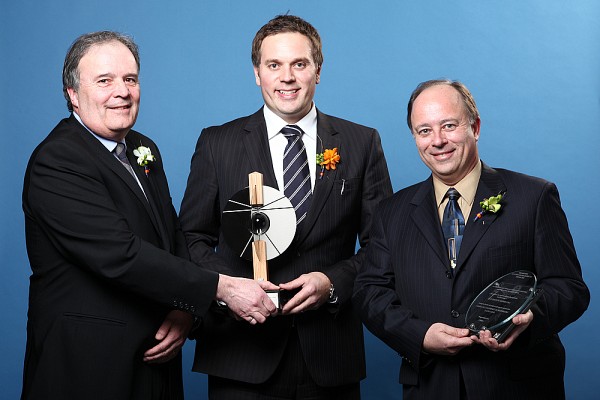 Michel Gasse, directeur corporatif du d&eacute;veloppement immobilier de Loto-Qu&eacute;bec, remet le troph&eacute;e L&eacute;onard conjointement &agrave; S&eacute;bastien Tremblay, charg&eacute; de projet de CIMA+, et &agrave; Ren&eacute; Alarie, directeur du Service des immeubles de l'UdeS.