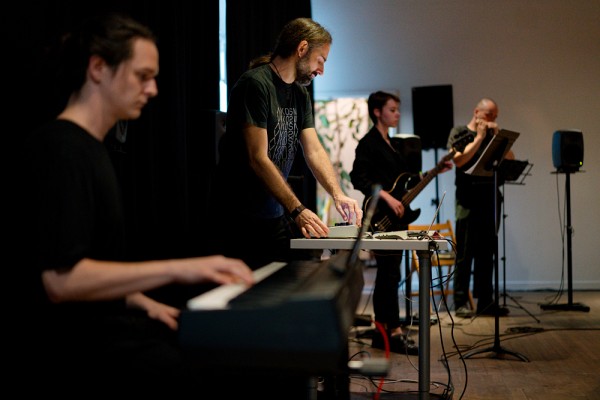 Le professeur Andrea Gozzi (&agrave; la console, au centre) est le fondateur et directeur de l'ensemble&nbsp;Lumi&bull;e&bull;res.