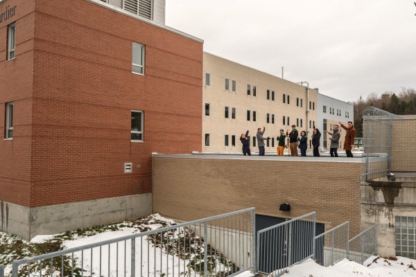 Gabrielle Blackburn, directrice du d&eacute;veloppement philanthropique, Facult&eacute; de g&eacute;nie;&nbsp;Hugues Grand'Maison, directeur administratif de la Facult&eacute; de g&eacute;nie; &Eacute;tienne Renaud, ancien pr&eacute;sident de l&rsquo;AGEG et directeur du projet d&rsquo;agrandissement; Alexandre Baril, pr&eacute;sident de l'AGEG; Sara Tessier, administratrice saisonni&egrave;re de l'AGEG;&nbsp;Nathalie Roy, doyenne de la Facult&eacute; de g&eacute;nie;&nbsp;Alexandre Goulet, directeur du d&eacute;veloppement philanthropique, Facult&eacute; de g&eacute;nie;&nbsp;Mathieu Nuth,&nbsp;vice-doyen au recrutement, aux communications et &agrave; la philanthropie, au futur emplacement de l'agrandissement.