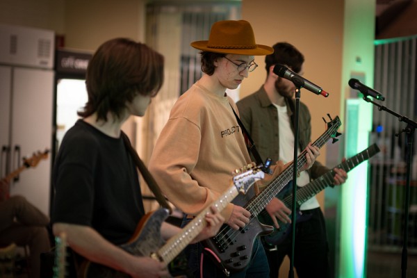 L'AGEG band en train de jouer.