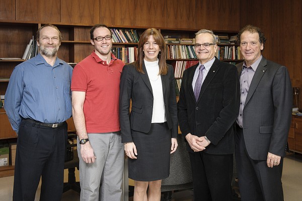 Mme Bergeron entour&eacute;e du Pr Gabriel Girard, son charg&eacute; de cours de l'&eacute;poque maintenant directeur du D&eacute;partement d'informatique, du Pr Maxime Desc&ocirc;teaux, membre de sa parent&eacute; proche et enseignant &agrave; la Facult&eacute; des sciences, du Pr Serge Jandl, doyen de la Facult&eacute; et de Luc Ra&icirc;che, agent de d&eacute;veloppement philanthropique pour la Facult&eacute;