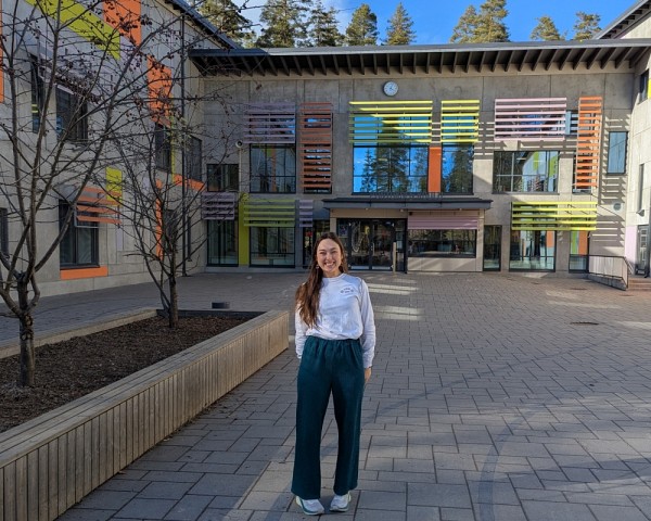 L'&eacute;tudiante Jessica Boulanger lors de la visite d'une &eacute;cole en Finlande.