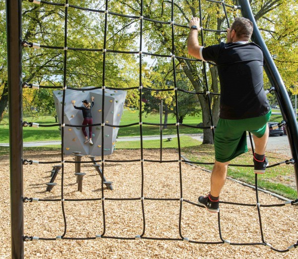 La station situ&eacute;e derri&egrave;re les b&acirc;timents E propose un bloc d'escalade, une jungle de bambous, une travers&eacute;e des g&eacute;ants et un grand filet Cargo.