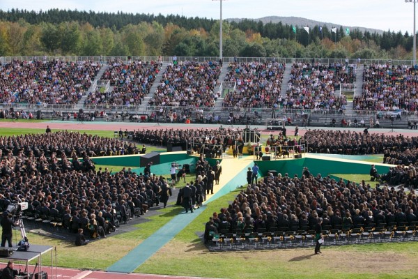 La magie a su op&eacute;rer lors du rituel d&rsquo;investiture, notamment par la lecture du texte lyrique par le com&eacute;dien Serge Postigo et l'interpr&eacute;tation de l'air &laquo;Casta diva&raquo; par la cantatrice Catherine Elvira Chartier.