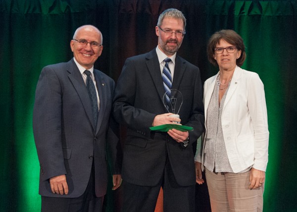 Pr Claude Mathieu, accompagn&eacute; du recteur adjoint et vice-recteur aux ressources humaines et financi&egrave;res, le Pr Martin Buteau et de la rectrice, Pre Luce Samoisette