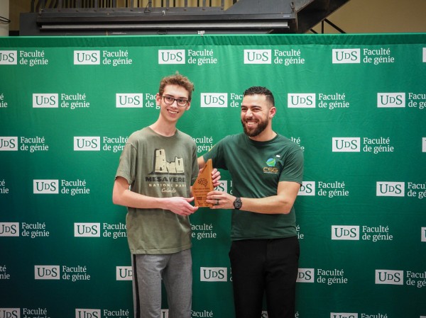 Rapha&euml;l Landry-Versailles qui re&ccedil;oit un prix de Marwan Besrour lors de l'&eacute;v&eacute;nement GENIUS.
