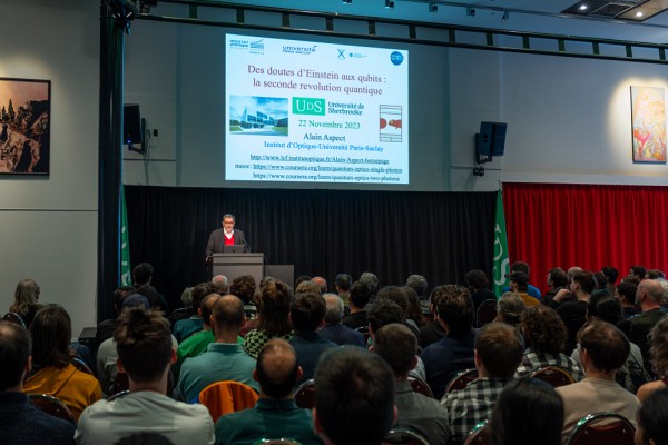 Celui qui a obtenu la plus haute cons&eacute;cration internationale en physique en 2022, un prix Nobel, a livr&eacute; une conf&eacute;rence qui a fait salle comble, portant notamment sur ses recherches.