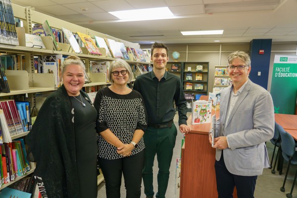 Anne Lessard, vice-rectrice &agrave; la recherche; Chantal St-Louis, directrice g&eacute;n&eacute;rale du Service des biblioth&egrave;ques et archives; Xavier Perron-Leduc, &eacute;tudiant et responsable &agrave; la direction de l'AGEEFEUS; Luc Touchette, doyen &agrave; la Facult&eacute; d'&eacute;ducation.