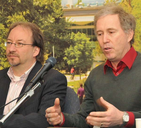 Le professeur Fran&ccedil;ois Cabana, chirurgien orthop&eacute;dique au CHUS, et le professeur et anesth&eacute;siste Michel Clairoux.