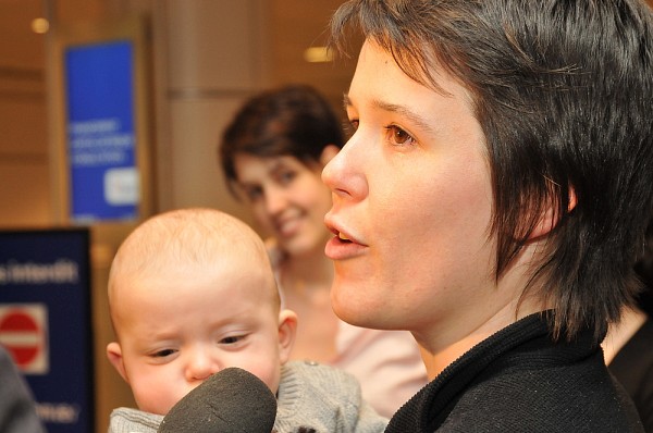 La r&eacute;sidente &Eacute;lisabeth Leblanc retrouvant ses proches, dont son neveu, &agrave; l&rsquo;a&eacute;roport.