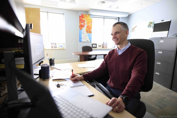 Mathieu B&eacute;langer est professeur au D&eacute;partement de m&eacute;decine de famille et de m&eacute;decine d&rsquo;urgence &agrave; la Facult&eacute; de m&eacute;decine et des sciences de la sant&eacute; (FMSS) du site de Moncton de l&rsquo;UdeS.
