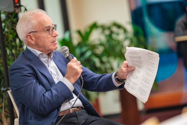 M. Racanelli, s&rsquo;adressant aux invit&eacute;s, dont plusieurs &eacute;taient issus de la communaut&eacute; entrepreneuriale &eacute;tudiante.