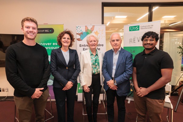 Deux &eacute;tudiants-entrepreneurs, J&eacute;r&eacute;mie Therrien et Rathush Mahalingam, encadrent V&eacute;ronique, Lise et Giuseppe Racanelli. Ils ont r&eacute;cemment re&ccedil;u la nouvelle de l&rsquo;obtention d&rsquo;un financement pour leur projet entrepreneurial de la part de la Fondation Lise et Giuseppe Racanelli.