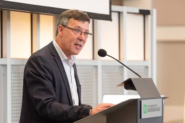 Pr Jean-Pierre Perreault, vice-recteur &agrave; la recherche et aux &eacute;tudes sup&eacute;rieures