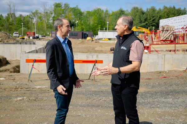 Pr Jean Proulx, doyen &agrave; la Facult&eacute; de g&eacute;nie, et Pr Paul Charette, directeur du 3IT