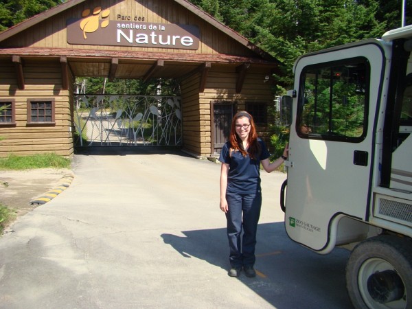 Carolyne Houle se pr&eacute;parant &agrave; animer la prochaine balade en train dans le Parc des sentiers de la nature.