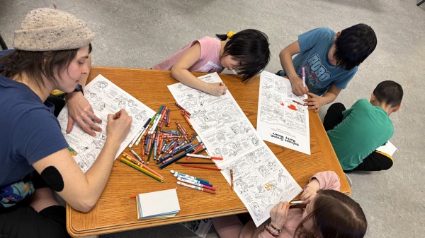 Madeleine-Zo&eacute; Corbeil-Robitaille anime un espace de coloriage avec les plus jeunes (photo fournie).