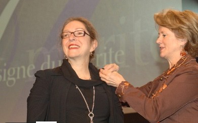 Denise St-Cyr Tribble recevant l'Insigne du m&eacute;rite.