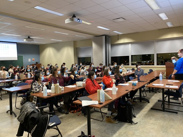 Pas moins de 50 &eacute;tudiants et &eacute;tudiantes en m&eacute;decine ont particip&eacute; &agrave; des cours de base de&nbsp;langue des signes qu&eacute;b&eacute;coise (LSQ)