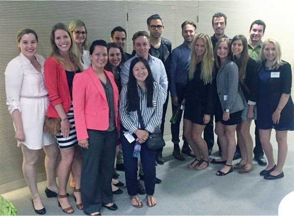 Les 15 &eacute;tudiants et &eacute;tudiantes qui ont particip&eacute; au voyage d'&eacute;tudes Euro Marketing 2016. Cette photo a &eacute;t&eacute; prise lors de leur visite dans les bureaux de L'Or&eacute;al Paris, en France.