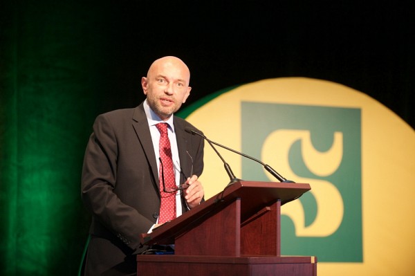 La contribution ind&eacute;niable de Philippe Aug&eacute; a favoris&eacute; la multiplication des collaborations Montpellier-Sherbrooke.