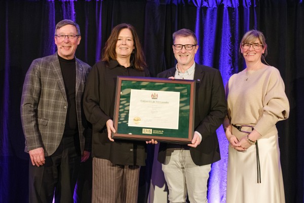 De g. &agrave; d. : Le recteur de l'UdeS, Pr Jean-Pierre Perreault, la laur&eacute;ate du Prix facultaire de la qualit&eacute; de l'enseignement, Myl&egrave;ne C&ocirc;t&eacute;, le doyen de la Facult&eacute; des sciences, Pr Armand Soldera, et la vice-rectrice aux &eacute;tudes et &agrave; la vie &eacute;tudiante de l'UdeS, Pre Isabelle Dionne.