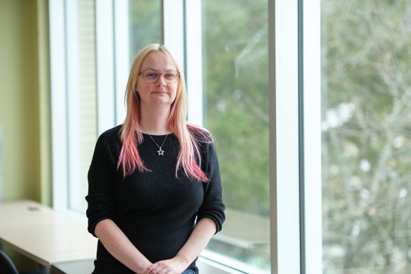 Estelle Boudreau, secr&eacute;taire de direction au CUFE, appr&eacute;cie les nombreux services et installations &agrave; l'UdeS pour recycler et revaloriser ses mati&egrave;res r&eacute;siduelles.