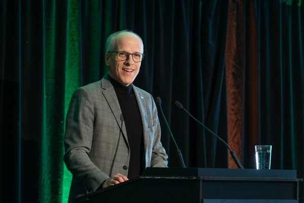 Le recteur Pierre Cossette, soulignant l'apport remarquable des membres du personnel &agrave; la grande universit&eacute; humaine qu'est l'UdeS.