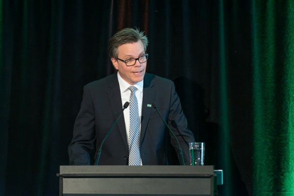 Le vice-recteur aux ressources humaines et &agrave; la transformation num&eacute;rique, le professeur Patrik Doucet, a ponctu&eacute; l'animation de la c&eacute;r&eacute;monie&nbsp;d'anecdotes et de moments marquants pour le personnel honor&eacute;.&nbsp;