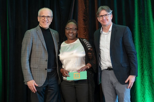 La professeure Jos&eacute;phine Mukemurera, accompagn&eacute;e du recteur Pierre Cossette et du professeur Luc Touchette, secr&eacute;taire de facult&eacute; et vice-doyen &agrave; la vie &eacute;tudiante &agrave; la Facult&eacute; d'&eacute;ducation.