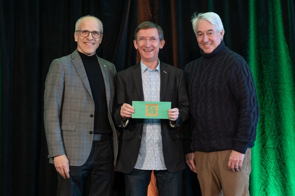 Le professeur-chercheur Jean-Paul Praud, en compagnie du recteur Pierre Cosette et du doyen de la FMSS, le professeur Dominique Dorion