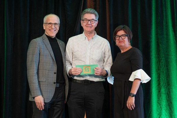 Michel Trottier, en compagnie du recteur Pierre Cossette et de la doyenne de la Facult&eacute; des sciences, la professeure Carole Beaulieu
