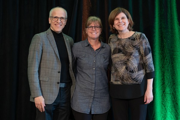 Louise Gosselin, en compagnie du recteur Pierre Cossette et de Chantal Couture, directrice g&eacute;n&eacute;rale du Service des immeubles