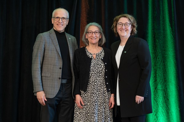 Lyne B&eacute;rard, en compagnie du recteur Pierre Cossette et de Marie-Jos&eacute;e Fortier, vice-rectrice adjointe &agrave; la transformation num&eacute;rique et&nbsp;directrice g&eacute;n&eacute;rale par int&eacute;rim du Service des technologies de l'information