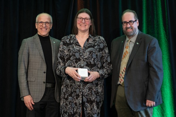 Th&eacute;r&egrave;se C&ocirc;t&eacute;, en compagnie du recteur Pierre Cossette et de Luc Sauv&eacute;, directeur g&eacute;n&eacute;ral des Services &agrave; la vie &eacute;tudiante