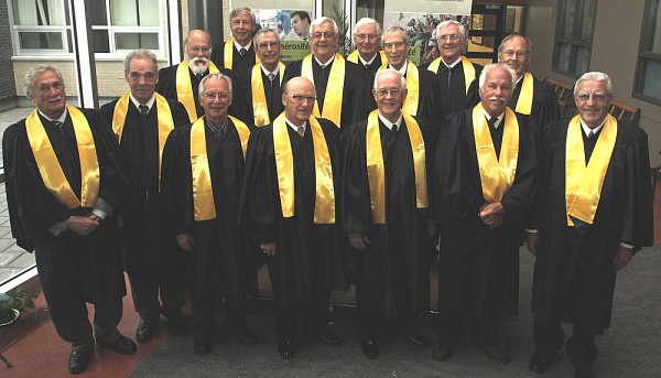 Les 15 dipl&ocirc;m&eacute;s de la Facult&eacute; de g&eacute;nie (Facult&eacute; des sciences en 1960) ont poursuivi leurs retrouvailles apr&egrave;s l'&eacute;v&eacute;nement.