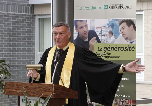 Le b&eacute;n&eacute;vole et donateur Jean-Marc Donahue, dipl&ocirc;m&eacute; de la Facult&eacute; d'administration (Facult&eacute; de commerce en 1960), s'est adress&eacute; &agrave; ses consoeurs et confr&egrave;res avec enthousiame.