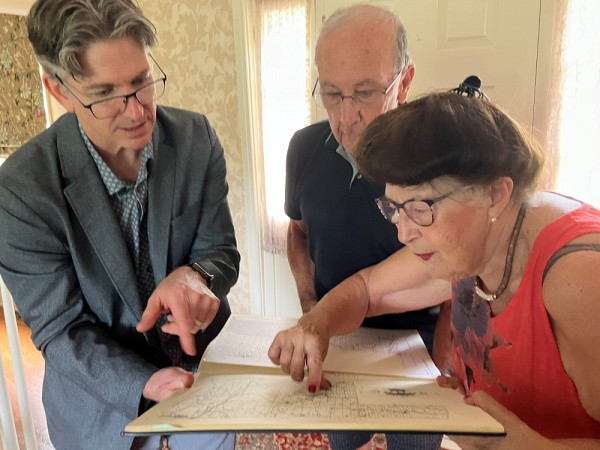 Aux c&ocirc;t&eacute;s du doyen de la Facult&eacute; d&rsquo;&eacute;ducation, le professeur Luc Touchette, et de son &eacute;poux, Monsieur Patrick Quinlan, Madame Pauline Quinlan Choini&egrave;re examine la carte de la r&eacute;gion estrienne.