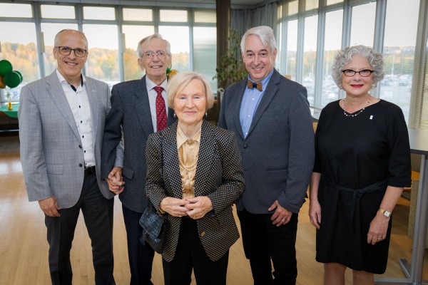 De gauche &agrave; droite : Pr&nbsp;Pierre Cossette, recteur de l'UdeS, Dr Jean de Margerie, Mme Th&eacute;r&egrave;se Brochu de Margerie, Pr&nbsp;Dominique Dorion, doyen de la FMSS, Pre&nbsp;Jocelyne Faucher, secr&eacute;taire g&eacute;n&eacute;rale et vice-rectrice &agrave; la vie &eacute;tudiante