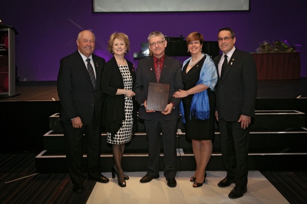 Michel Talbot, directeur principal des Assurances des entreprises &agrave; La Capitale assurances g&eacute;n&eacute;rales inc.; Gyslaine Desrosiers, pr&eacute;sidente de la Fondation de l'Ordre des infirmi&egrave;res et infirmiers du Qu&eacute;bec; Luc Mathieu, laur&eacute;at; Lucie Tremblay, pdg de l'Ordre; et Sylvain Simard, vice-pr&eacute;sident au D&eacute;veloppement des affaires &agrave; La&nbsp;Capitale assurances g&eacute;n&eacute;rales inc.