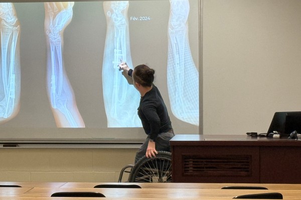 L&rsquo;un des moments les plus marquants de cette rencontre survient lorsque Charles Maheu prend la parole. En fauteuil roulant depuis son plus jeune &acirc;ge, il raconte une vie ponctu&eacute;e de plus de 100 fractures et de 11 op&eacute;rations. Pendant ses &eacute;tudes universitaires, il a subi trois fractures.