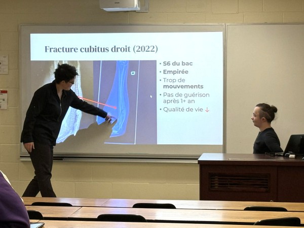 La Dre &Eacute;lisabeth Leblanc, chirurgienne orthop&eacute;diste p&eacute;diatrique et professeure &agrave; la FMSS, explique le dispositif qu'elle implante chez ses jeunes patients, en compagnie de Charles Maheu, qui a pu b&eacute;n&eacute;ficier de son expertise.