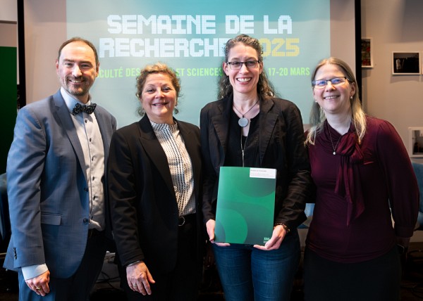 De gauche &agrave; droite&nbsp;: Pr Beno&icirc;t Grenier, vice-doyen &agrave; la recherche et aux &eacute;tudes sup&eacute;rieures; Pre Anick Lessard, doyenne de la FLSH; Isabelle Lessard, cor&eacute;cipiendaire du prix; Pre Audrey Brassard, directrice de th&egrave;se.