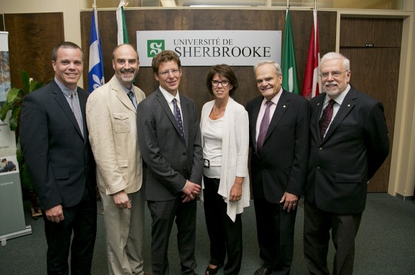 Parmi les personnes pr&eacute;sentes lors du lancement du projet, notons, de gauche &agrave; droite, le doyen de la Facult&eacute; de g&eacute;nie Patrick Doucet, le vice-recteur &agrave; la recherche, &agrave; l'innovation et &agrave; l'entrepreneuriat Jacques Beauvais, le professeur et responsable du projet Alexandre Blais, la rectrice Luce Samoisette, le doyen de la Facult&eacute; des sciences Serge Jandl et le professeur Andr&eacute;-Marie Tremblay.
