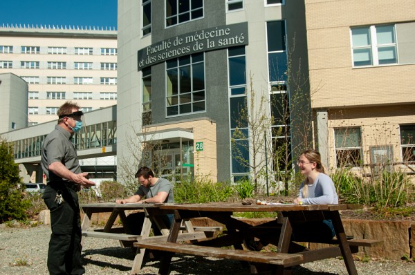 Des personnes &eacute;tudiantes et du personnel int&egrave;grent de nouvelles normes de distanciation au Campus de la sant&eacute;.