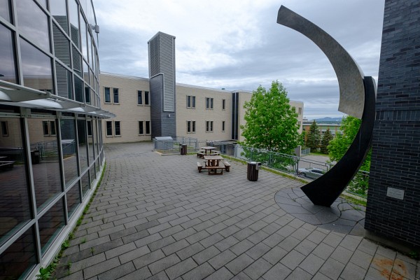 Un site ext&eacute;rieur attenant &agrave; la Facult&eacute; des sciences du Campus principal qui pourrait servir &agrave; des fins p&eacute;dagogiques.