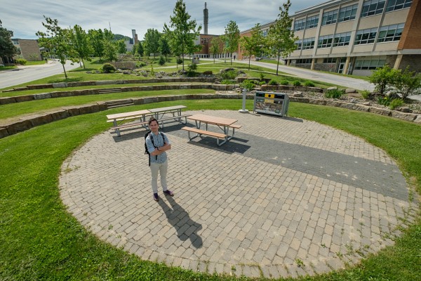 Le Pr Jean-Philippe Ayotte-Beaudet, dans l'un des sites identifi&eacute;s comme classe ext&eacute;rieure au Campus principal.