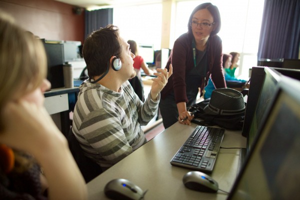 Le cours TRA318 permet aux &eacute;tudiantes et &eacute;tudiants de se familiariser avec les diff&eacute;rentes &eacute;tapes du sous-titrage au cin&eacute;ma et avec les outils utilis&eacute;s.