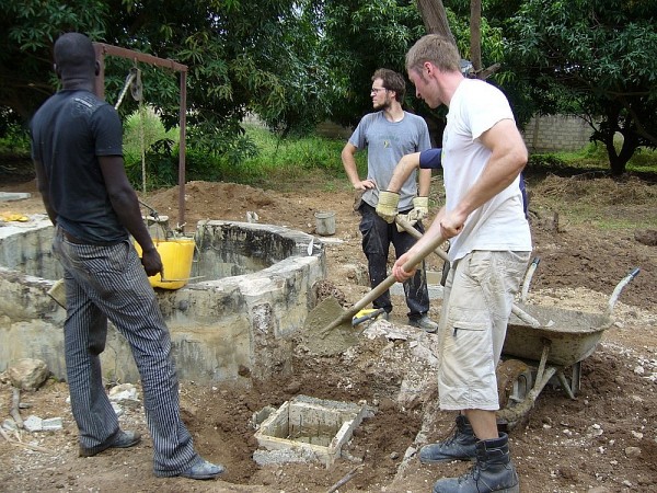 Sur le terrain, les travaux avancent, notamment le coulage des socles de b&eacute;ton.